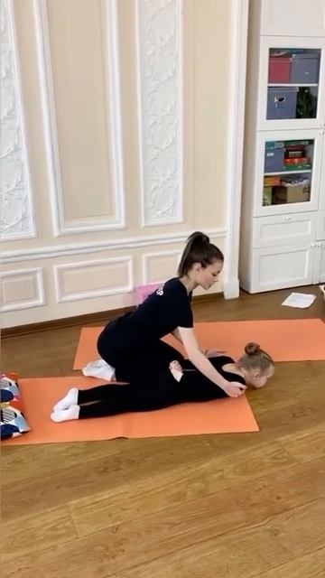 Упражнение руки в замок у попы смотреть онлайн