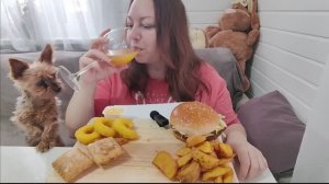 МУКБАНГ Бургеры, картошка по-деревенски, сырные кольца. Вкусно и точка!