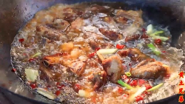 结了工程款买一大块排骨，红烧排骨肉质软烂，食欲满满吃到爽！【黄土兄弟】 смотреть онлайн