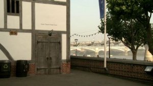 English File intermediate plus 4th Video_Listening_8B_The_Globe