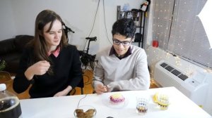 Иностранцы пробуют русскую еду