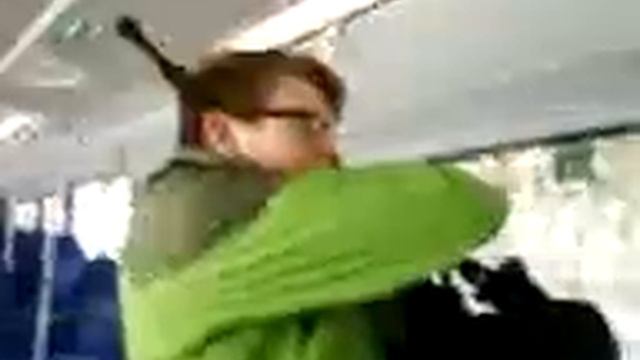 Junge spielt im Bus Dudelsack / Sackpfeife смотреть онлайн