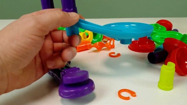 Сборка трассы из строительных блоков. Увлекательная гонка по мраморному бегу - для детей смотреть онлайн