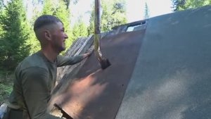 ТАЙГА,+31С. СТРОЮ ЗИМОВЬЁ ИЗ ВЕТРОВАЛА.УТЕПЛЯЮ ДВЕРЬ, НАКРЫВАЮ КРЫШУ. ДЕЛАЮ СТОЛ,ЗАТОПИЛ ПЕЧЬ.