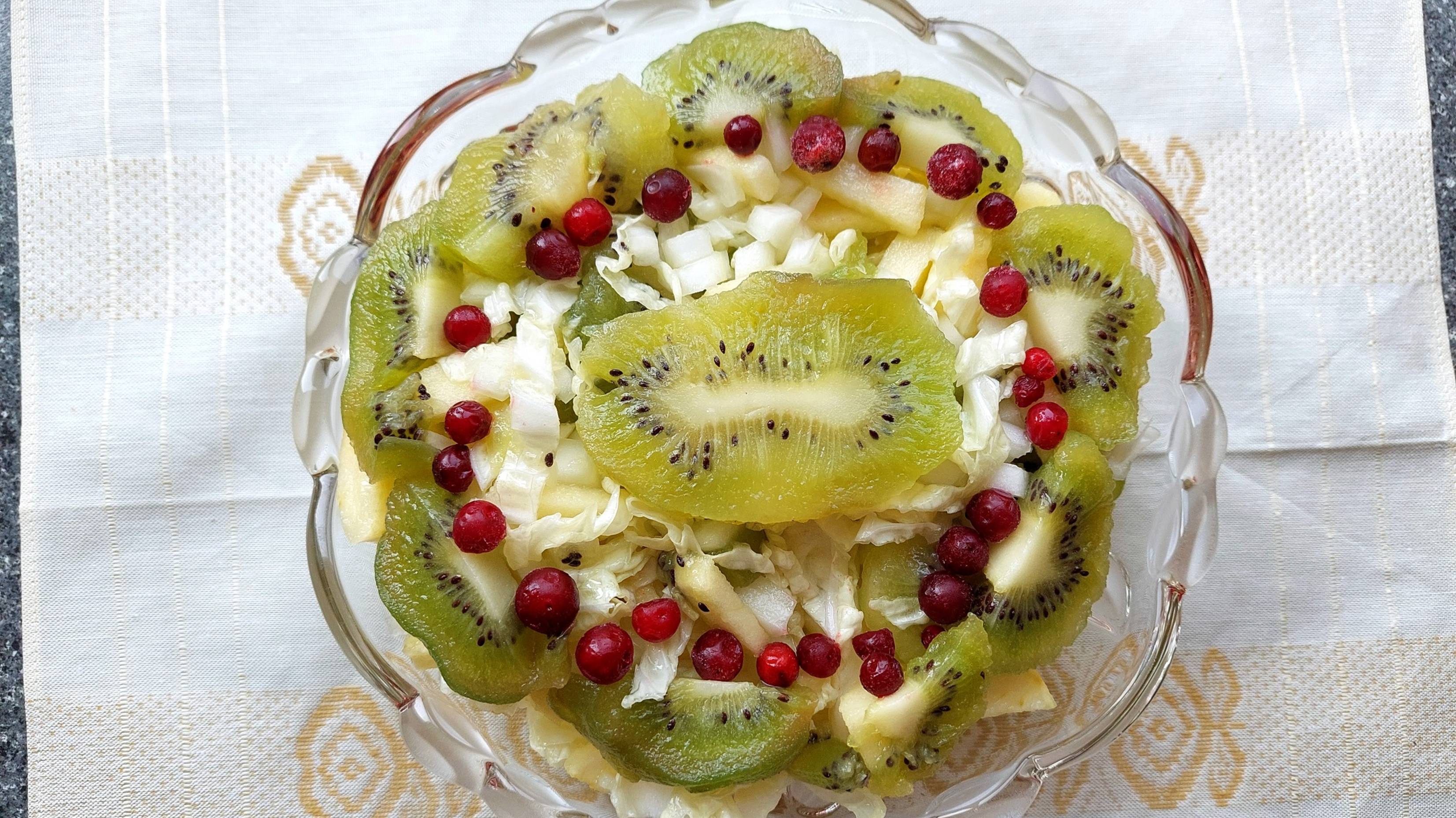 Салат капустный с привычными фруктами. Эти фрукты прекрасно сочетаются с овощами. смотреть онлайн