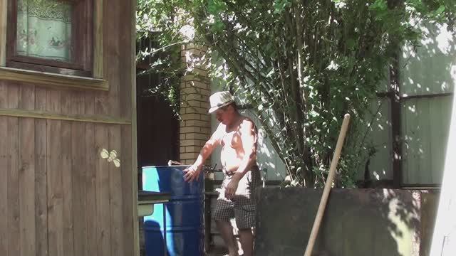 Приехал из отпуска, навел порядок/ Установил бочку под воду вместо самодельного куба смотреть онлайн