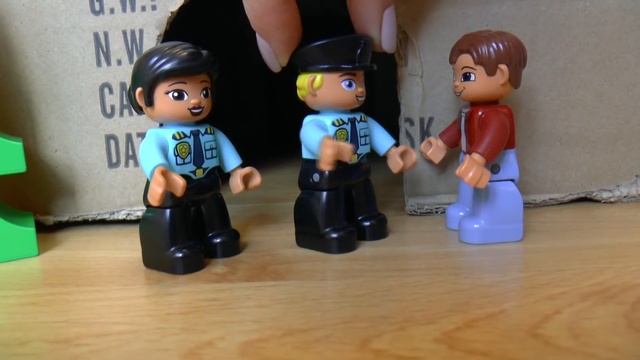 Скорая помощь пожарная машина и полиция спасают игрушку из пещеры - для детей смотреть онлайн