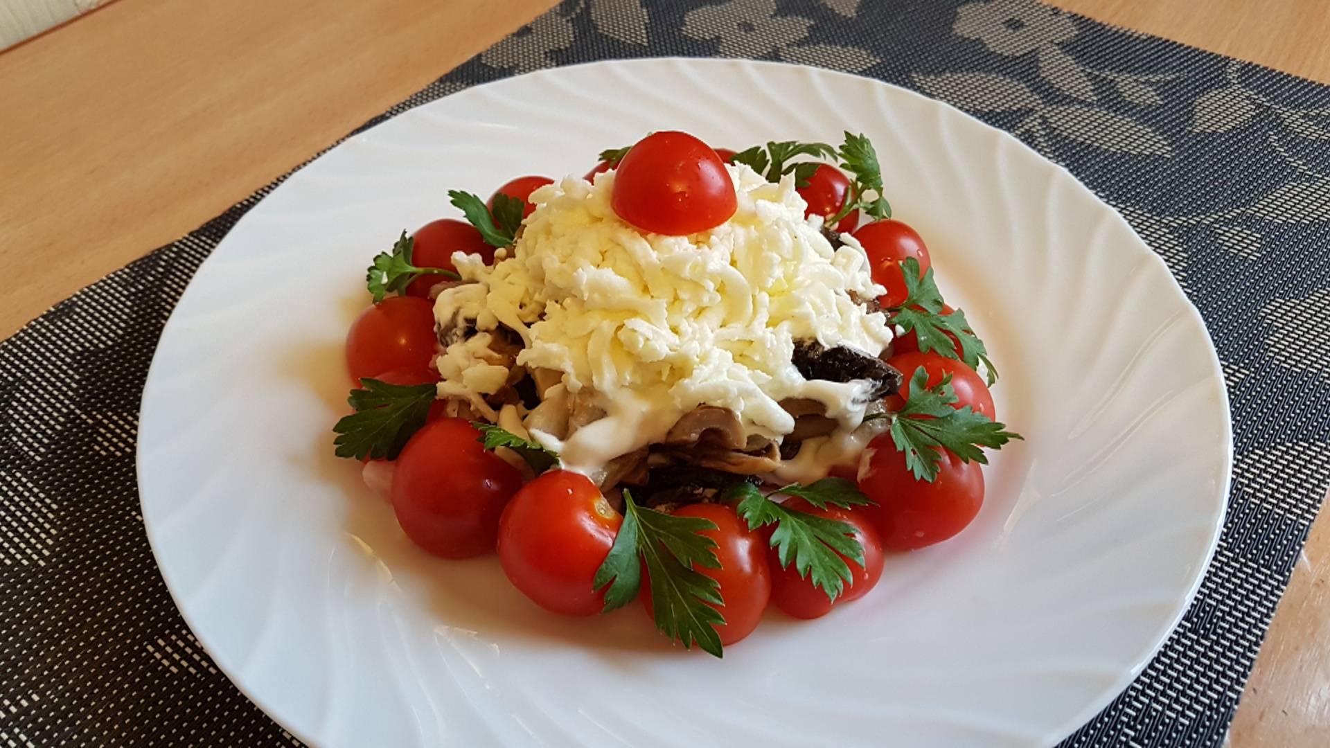 Салат с ветчиной грибами и сыром смотреть онлайн