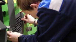 Техническое обслуживание мини-погрузчика FRONTMEN: замена масла в двигателе