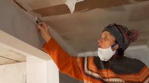 Снимаю обои с потолка. Рассказываю подробности и немного о клеях герметиках.