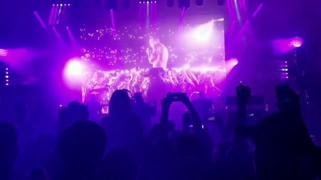 MGK в Память Chester Bennington (Sings Cover Numb)(LIve) смотреть онлайн
