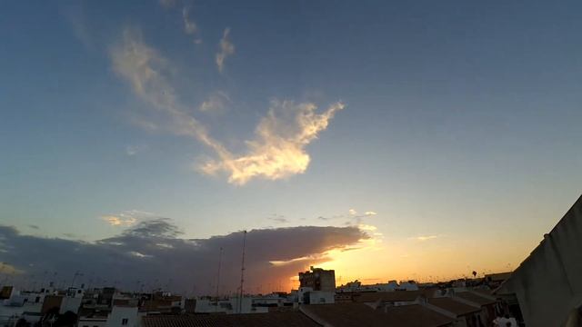 Timelapse de nubes, puesta de Sol, rayos crepusculares y al final la Luna смотреть онлайн