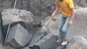 Строительство, шахтёры раскалывают камни