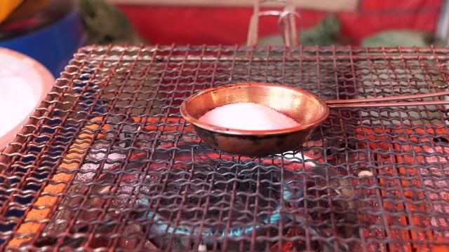 옛날 분위기 물씬~! 철길위에서 만드는 추억의 달고나 A simple way to make candy! "Dalgona" - Korean street food смотреть онлайн