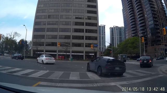 mitsubishi eclipse dumbass driver can't steer. hits sidewalk! LOL смотреть онлайн