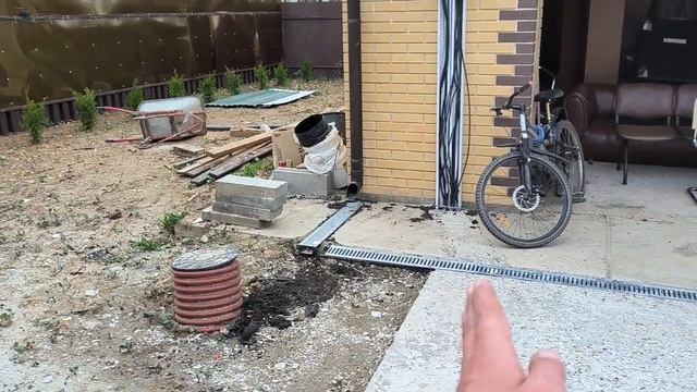 Зачем вообще нужны эти бетонные дорожки? смотреть онлайн