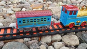 Поезд едет через мост и врезается в другой поезд - для детей