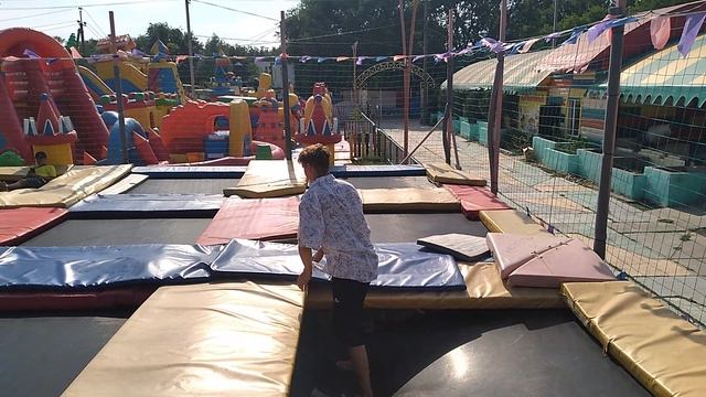 Круто попрыгали на батутах в парке атракционов на Азовском море