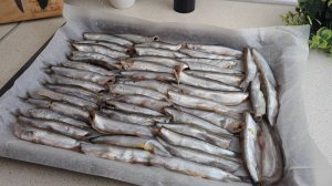 Как вкусно приготовить мелкую рыбу в духовке? Рыба, как семечки, простой способ приготовления.