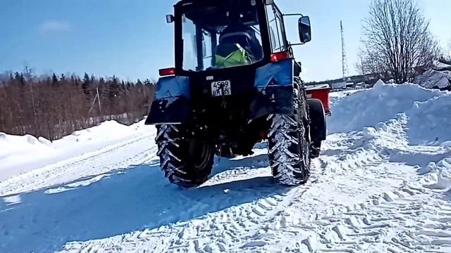 Трактор МТЗ чистка снега, снимает бровку из плотного снега. смотреть онлайн