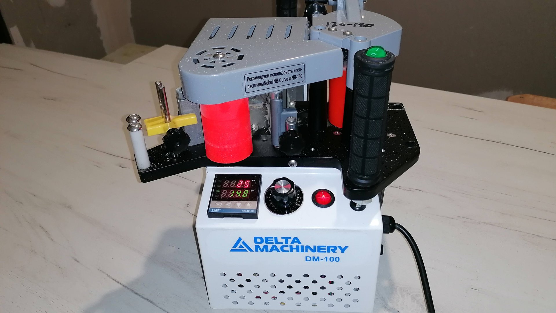 Поклейка кромки ПВХ 2мм ручным кромкооблицовочным станком Delta Machinery DM-100