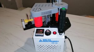 Поклейка кромки ПВХ 2мм ручным кромкооблицовочным станком Delta Machinery DM-100