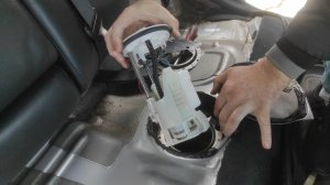 Замена топливных фильтров на Toyota Camry 50