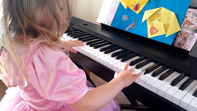 Даниэла играет на пианино, Daniela plays the piano. смотреть онлайн