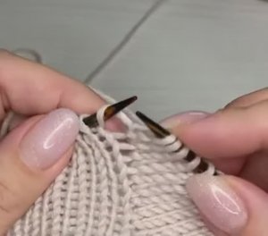 Двойные прибавки в реглан погоне из протяжки поворотными рядами