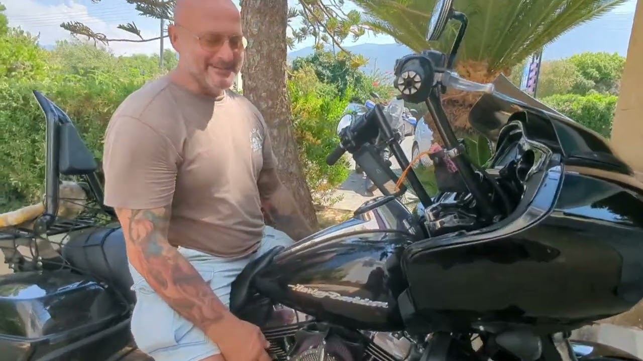 Harley Davidson Road Glide Ultra.