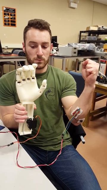 Myoware Sensor and 3d printed hand смотреть онлайн