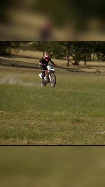 Возможно ли проехать по воде на мотоцикле? #разрушителимифов #шортс #фактыинтересные #факт смотреть онлайн