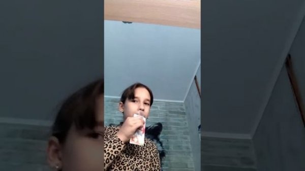 ем китайские вкусняшки