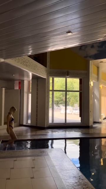 Цей комфортний закритий басейн у Воєводино🌊😍 Дозволяє насолоджуватися купанням навіть взимку!☃️ смотреть онлайн