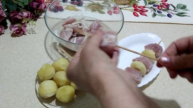 ШАШЛЫКИ ГОТОВИМ ДОМА. Экономно: мясо плюс картошечка! 🥔🍖🥔.#шашлык #shashlik* смотреть онлайн