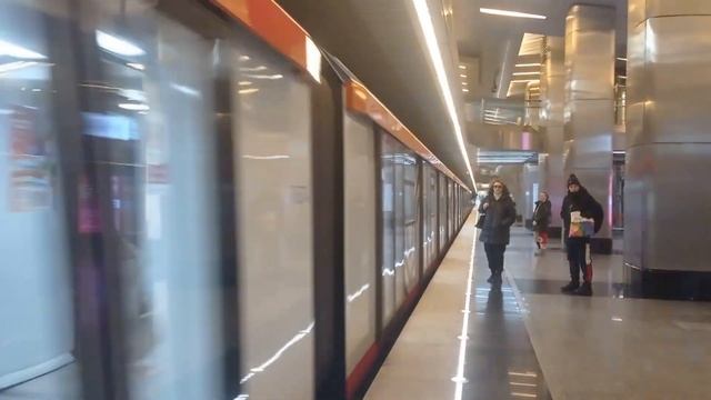 Поезд метро 81-775-776-777 Москва 2020 обернулся под маршрут №054 Деловой Центр-Савёловская. смотреть онлайн