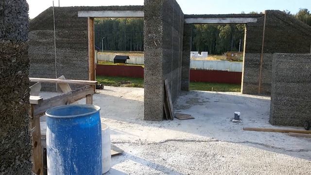 Дом из монолитного арболита. Окончание строительства стен.