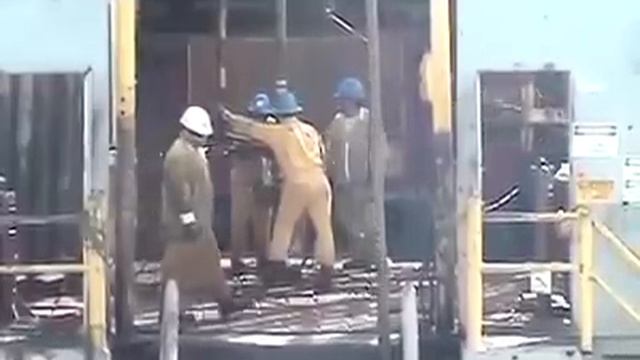 Drilling Rig Accident - Workers Hit By Pipe смотреть онлайн