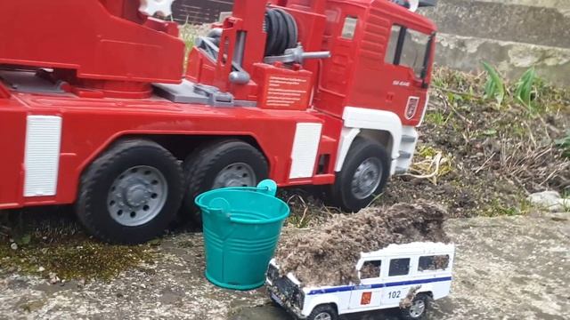 Полицейская машина смывает грязь - для детей смотреть онлайн