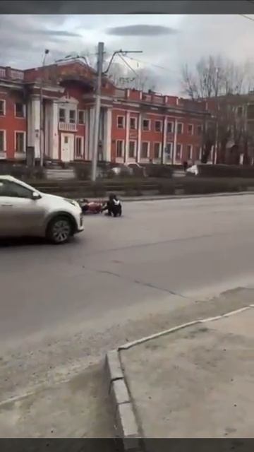 Полицейский остановил руками мотоцикл в Барнауле смотреть онлайн