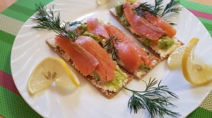 Закуска с авокадо, красной  рыбой и сыром. Очень вкусно и просто!