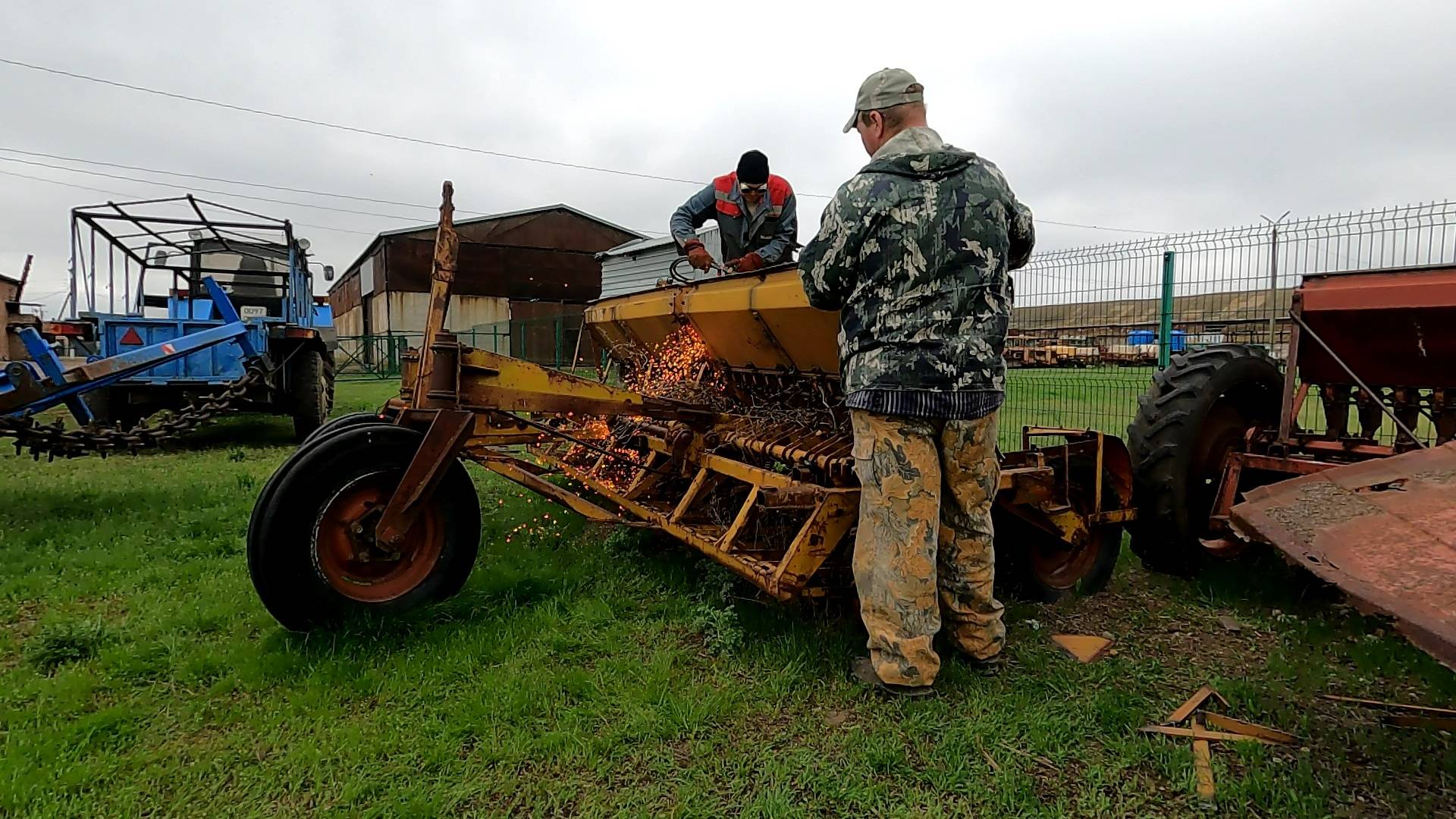 Михалыч сказал что нужен ящик под дрова на вагончик, значит идем к старой сеялке! смотреть онлайн