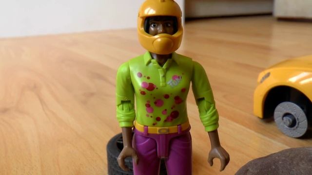 Велосипед использует домкрат, чтобы помочь автомобилю заменить колесо смотреть онлайн