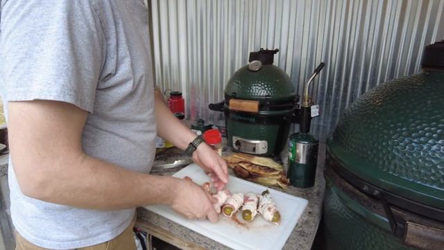 BBQ BACON WRAPPED PICKLES ?? You won't believe it!! Bacon Wrap Pickle on the Big Green Egg appetize смотреть онлайн