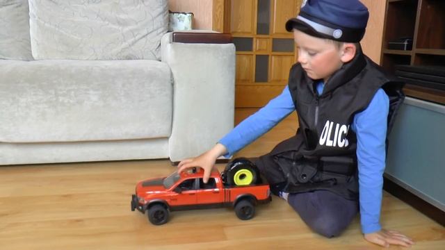 Грабитель украл колеса у полицейской машины Полицейский приехал на помощь на грузовике смотреть онлайн