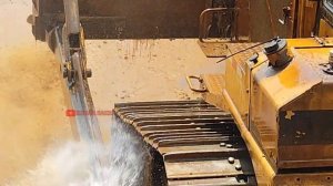 Бульдозер CAT D8T на мойке