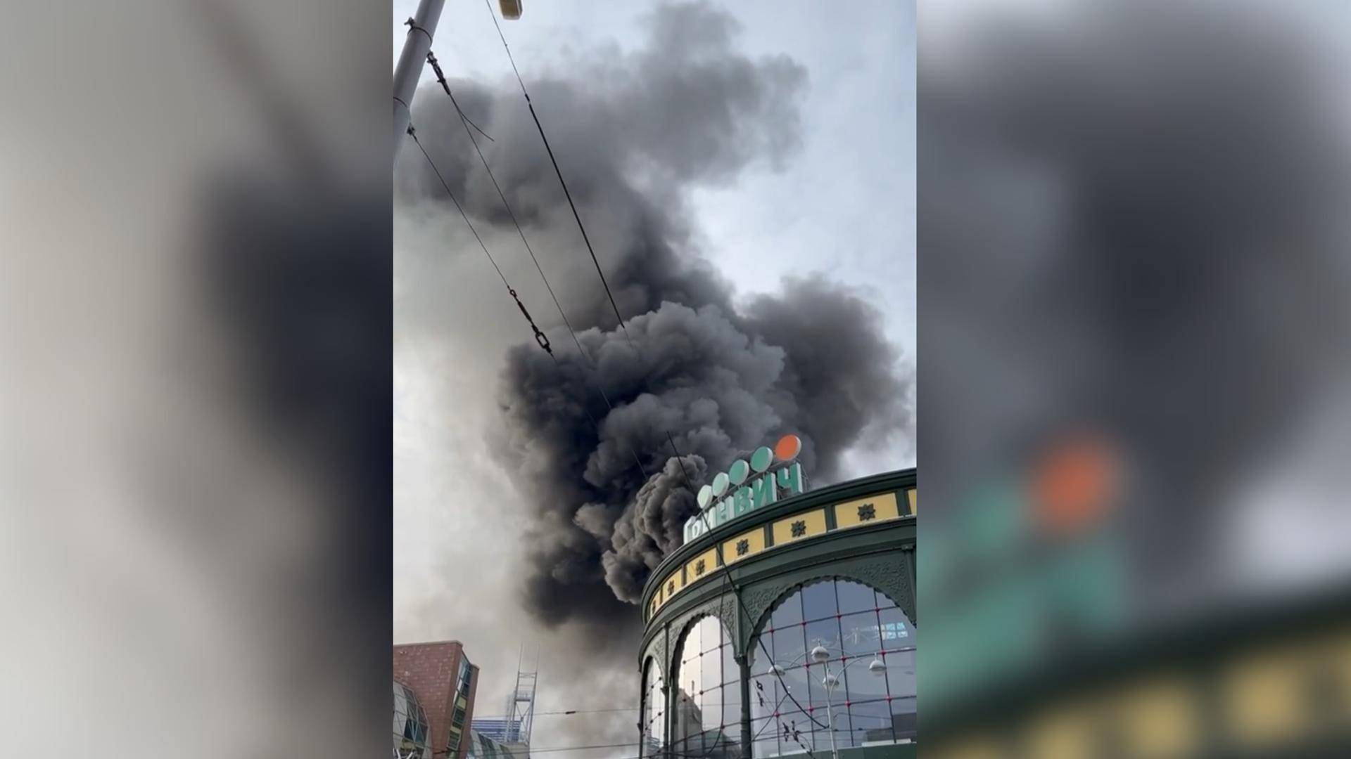 В Екатеринбурге произошел пожар в торговом центре смотреть онлайн