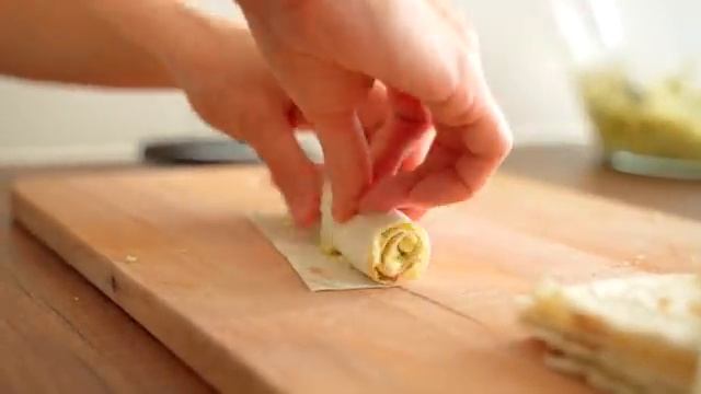 Вкуснятина за 10 минут! Ленивые пирожки трубочки с творогом и сыром из лаваша! смотреть онлайн