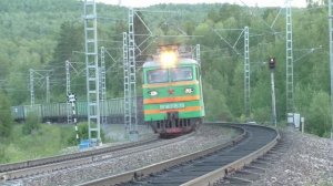 Локомотив ВЛ80 с грузовым поездом РЖД на Транссибе летом | Железная дорога в Сибири