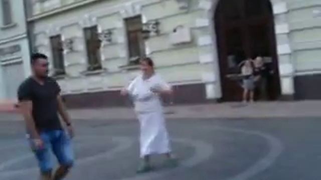 Весёлый танец дамы на улице Ольги Кобылянской